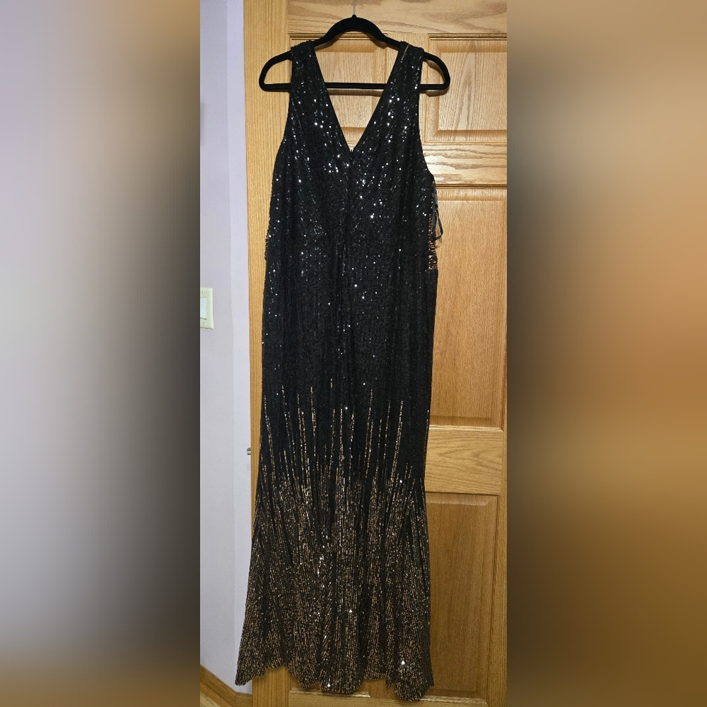 Elegant Black and Gold Sequin Dress - Picture 2 of 3